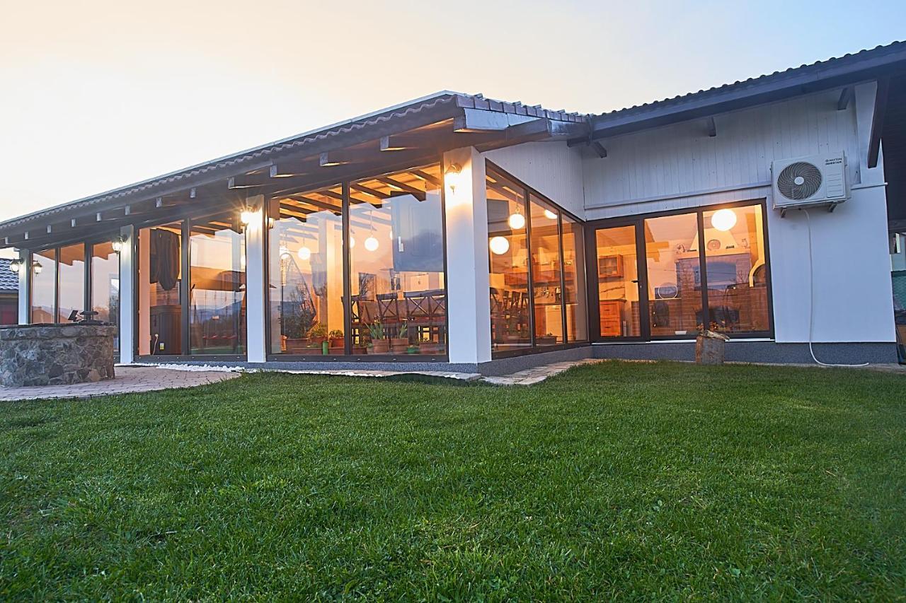 Insula Christiana Hotel Cristian  Bagian luar foto