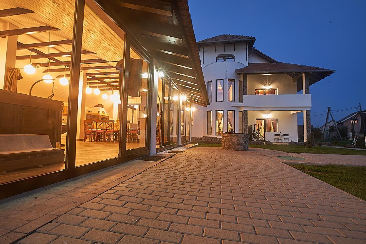Insula Christiana Hotel Cristian  Bagian luar foto