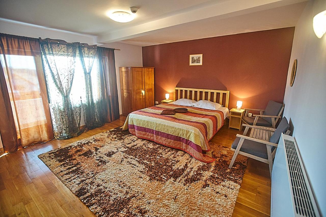 Insula Christiana Hotel Cristian  Bagian luar foto